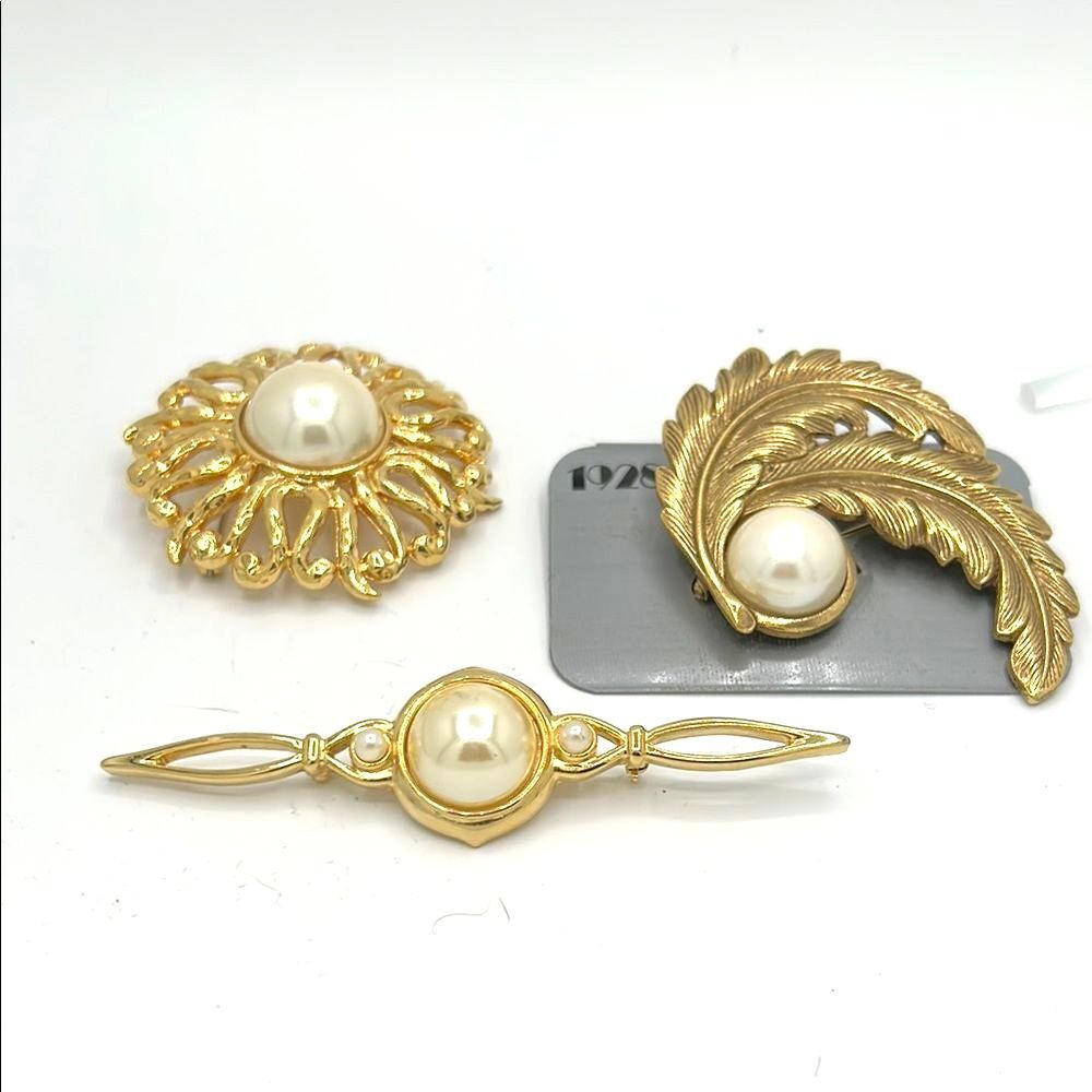 VIntage gold-tone and faux pearl Brooches